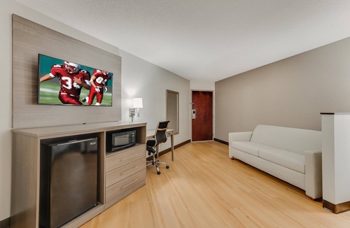 Middletown Hotel | Red Roof Inn & Suites Newport – Middletown, RI