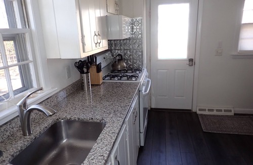 West Hyannisport Cottage | Reduced 8/8-15 Beach 0.7 Mi walk- Craigville & Covell. A/C, bikes.