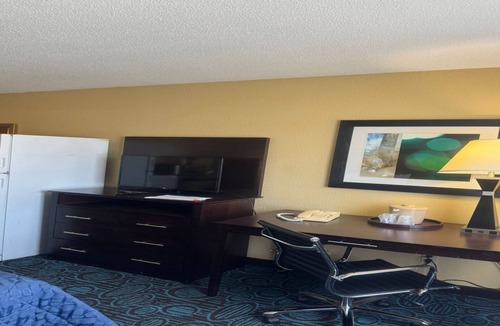 New London Hotel | Regency Inn and Suites - Non Smoking Double Bed with Kitchen