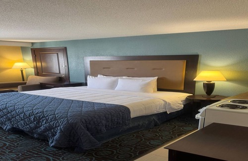 New London Hotel | Regency Inn and Suites - Non Smoking Double Bed with Kitchen