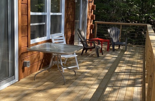 Alleyn-et-Cawood Ski Chalet | Relax and recharge in this Zen cottage, built for socializing.