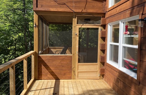 Alleyn-et-Cawood Ski Chalet | Relax and recharge in this Zen cottage, built for socializing.