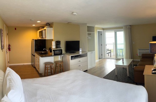 Mara Vista Resort | Relax and unwind across from beach with ocean views, available August 21-28th