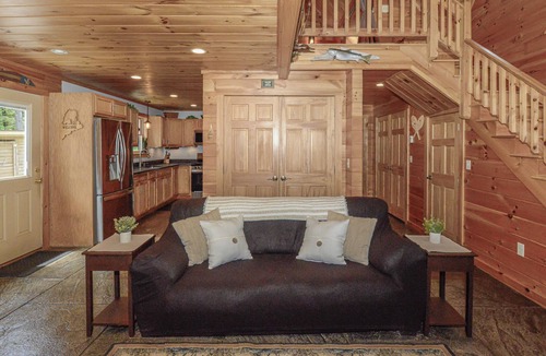 Harrison Cabin | Relax and Unwind at our Cozy Cabin with Pergola and Fire Pit