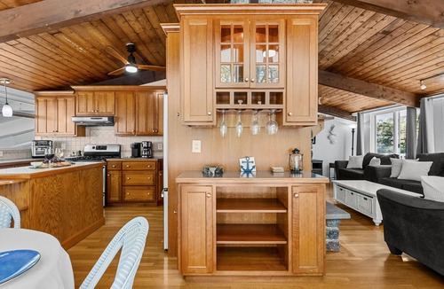 Sandwich House | Relax at This Dog-Friendly Sandwich Retreat