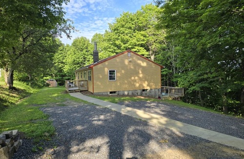 Town of Sharon House | Relax with family or friends at this quiet & clean country 3 bedroom home