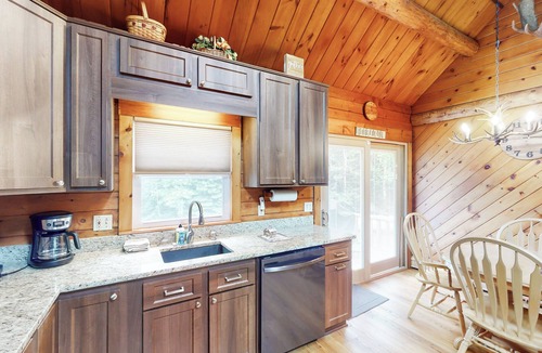 Trenton Cottage | Relaxing 3BR Fireplace Deck Fire Pit