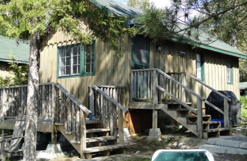Youngs Point Cottage | Relaxing Dog Daze Cottage Retreat at the Lake Edge Cottages!
