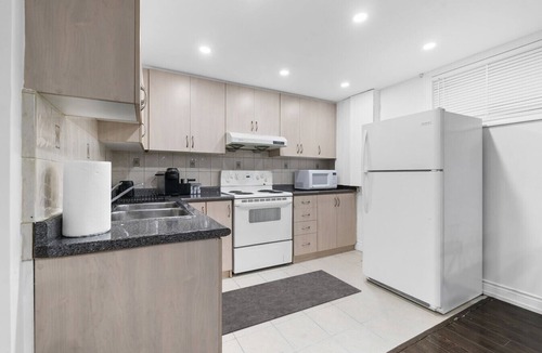 Erin Mills Condo | Relaxing Home Base | Quiet Area & Cozy Living