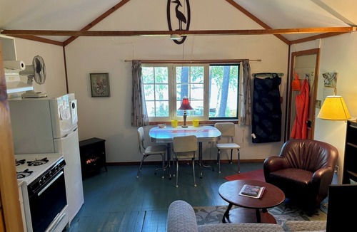 Youngs Point Cottage | Relaxing Hot Diggity Dog Cottage Retreat at the Lake Edge Cottages!