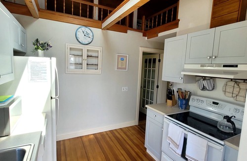 Jamestown Cottage | Relaxing Island Cottage nPrivate setting close to water. November special rates