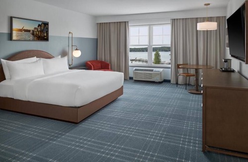 Canandaigua Hotel | Relaxing Lakeview Stay with Swimming Pool, Firepit Lounge and Kayaking