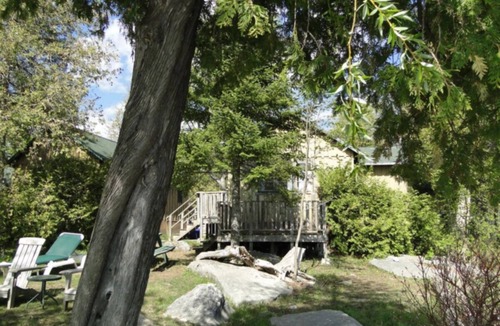 Youngs Point Cottage | Relaxing Lucky Dog Cottage Retreat at the Lake Edge Cottages!