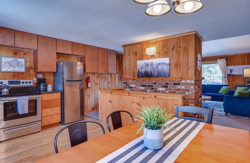 West Dover House | Relaxing Mountain Refuge: 4 Miles to Mt Snow!