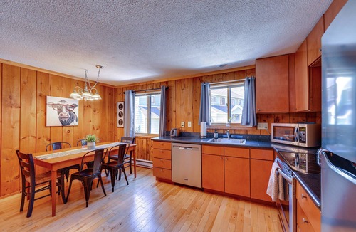 West Dover House | Relaxing Mountain Refuge: 4 Miles to Mt Snow!