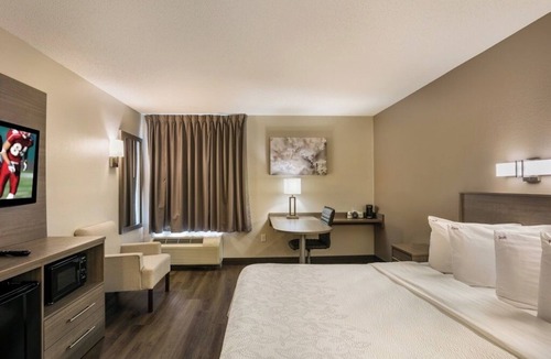 Saugus Hotel | Relaxing Room w/Modern Essentials Near Salem Dining, Shopping, & Attractions