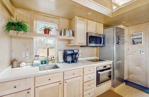 Malletts Bay House | Relaxing spa-like tiny house w/hot tub, sauna, beach access, dog-friendly