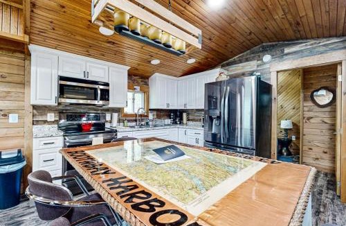 West Boothbay Harbor House | Remodeled Cottage with AC, Private W/D, Full Kitchen, and High-Speed WiFi