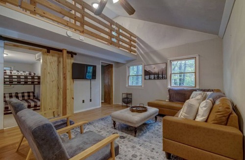 Chocorua Cabin | Remodeled Home|Minutes to White Lake|Dog-Friendly!