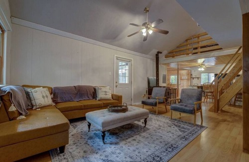 Chocorua Cabin | Remodeled Home near White Lake Pet-Friendly!