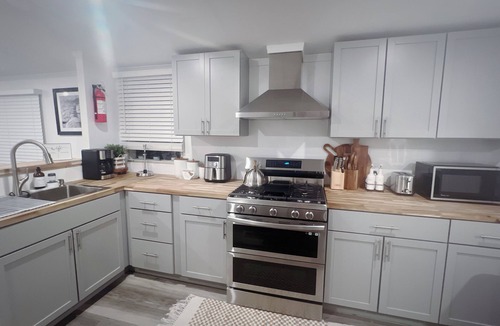 Bar Harbor House | Remodeled, Super clean & cozy! 2🛌 X 2🛁 3 minutes to Acadia National Park.