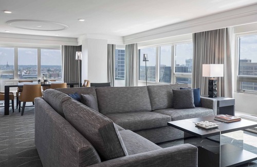 Inner Harbor Hotel | Renaissance Baltimore Harborplace Hotel