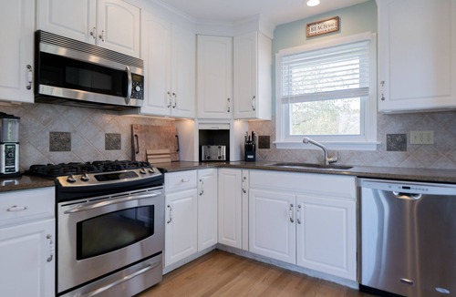 Middletown House | Renovated 2 Bed Private Home Newport-Middletown Sleeps 6