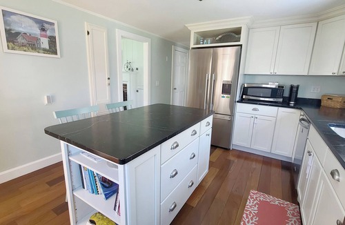 Eastham House | Renovated 2BD-Central Air, Deck, Enclosed Outdoor Shower, Close to Great Pond & Bike Trail