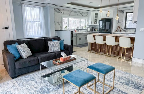Dorchester Apartment | Renovated 3B, 2BA, Skyline View, Laundry, Cen Air