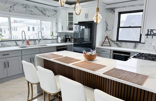 Dorchester Apartment | Renovated 3B, 2BA, Skyline View, Laundry, Cen Air