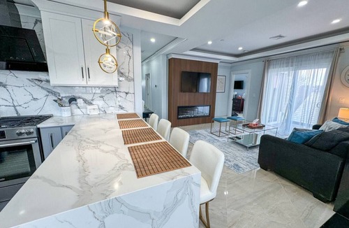 Dorchester Apartment | Renovated 3B, 2BA, Skyline View, Laundry, Cen Air