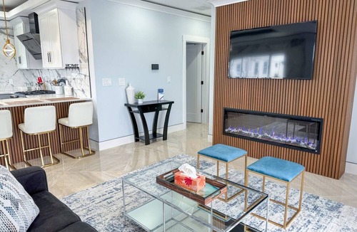Dorchester Apartment | Renovated 3B, 2BA, Skyline View, Laundry, Cen Air