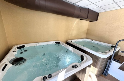 West Dover Villa | Renovated condo at MT Snow. Shuttle, Pool, Hot Tub