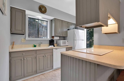 Quechee Condo | Renovated Condo with Fireplace, Mill Run