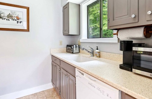 Quechee Condo | Renovated Condo with Fireplace, Mill Run