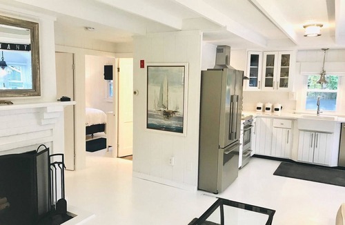 West Chatham House | Renovated cottage 1 mile to beach in Chatham!