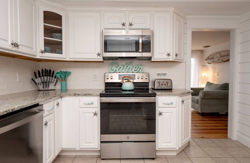 Tiverton Cottage | Renovated Cottage- steps away from the water