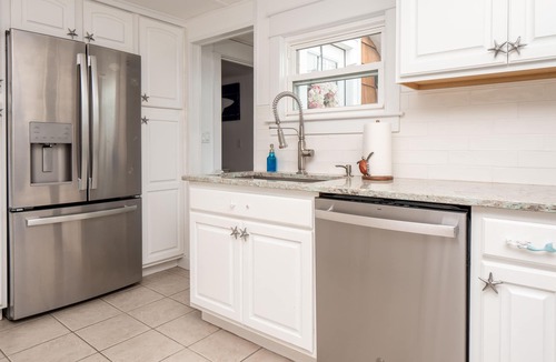 Tiverton Cottage | Renovated Cottage- steps away from the water