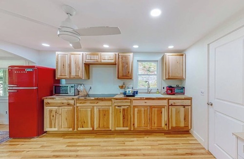 Boothbay Harbor Cabin | Renovated home with water views, - dogs okay