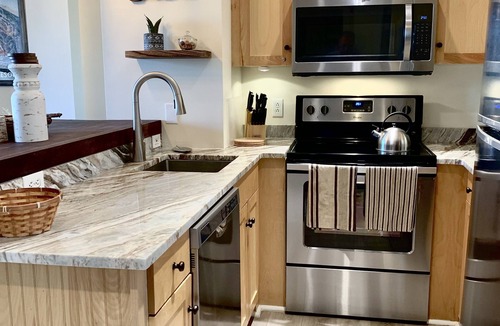Stratton Mountain Condo | Renovated Long Trail 1BR, Steps from lifts - Hot tub, Pool, Sauna, Heated garage