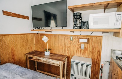 Sabinsville Cabin | Renovated Mountain Studio Cabin