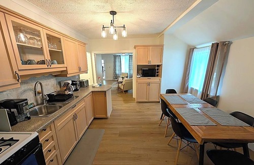Port Stanley Cottage | Renovated Ravine Cottage | Walk to Beach | Sleeps 8 | A/C, BBQ, & Firepit