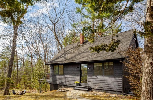 Belfast House | Renovated woodland home with lovely deck & firepit - minutes to Swan Lake