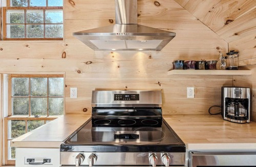 West Hartford Apartment | Reservoir Ridge Loft with Hot Tub & Sauna