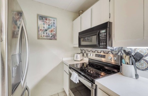 Warren Condo | Resort condo with 3 pools, sports courts, & convenient ski access