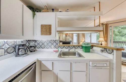 Warren Condo | Resort condo with 3 pools, sports courts, & convenient ski access