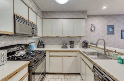 Killington House | Resort townhome with on-site pool, hot tub & easy ski access