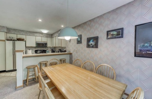 Killington House | Resort townhome with on-site pool, hot tub & easy ski access