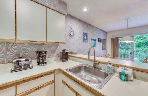 Killington House | Resort townhome with on-site pool, hot tub & easy ski access