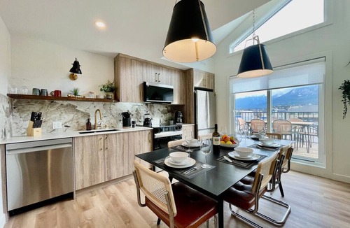 Town Centre Condo | RETRORIDGE - DOWNTOWN - ROOFTOP HOT TUB